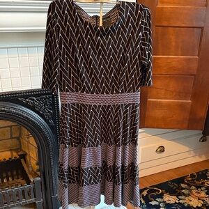 Gabby Skye Geometric Black and White Long Sleeve Dress- worn 1x- great condition